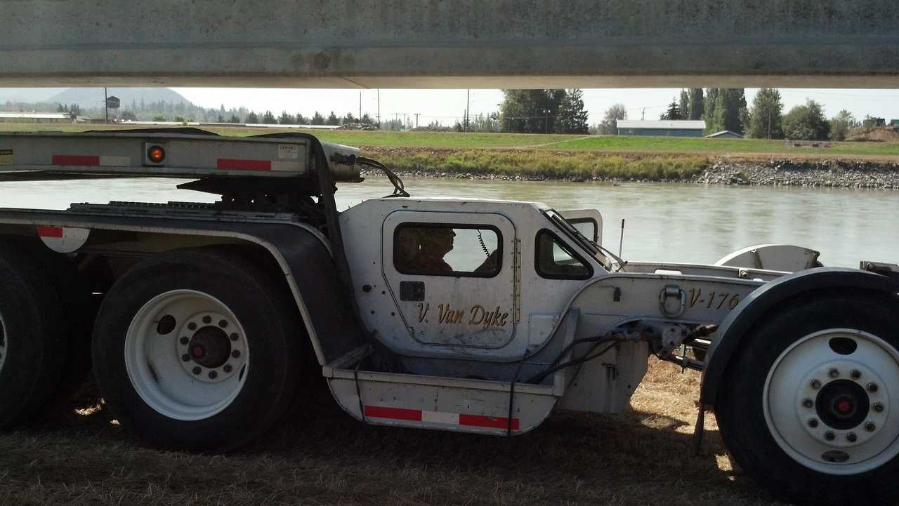 ARTICLE ‘Steer Cars’ and ‘Jeeps’ Bring Up the Rear of LongBeam Hauls