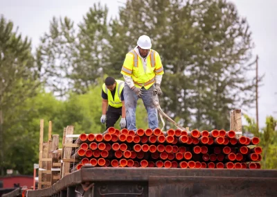 VVD employees strapping pipes for transloading