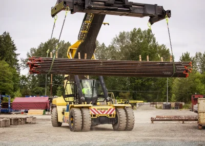 Reach stacker driving with cap steel pipe load